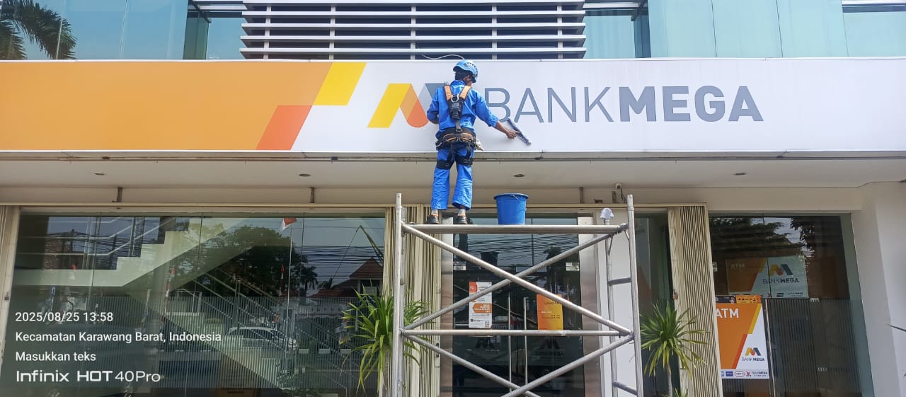 Gondola Man Jayatama